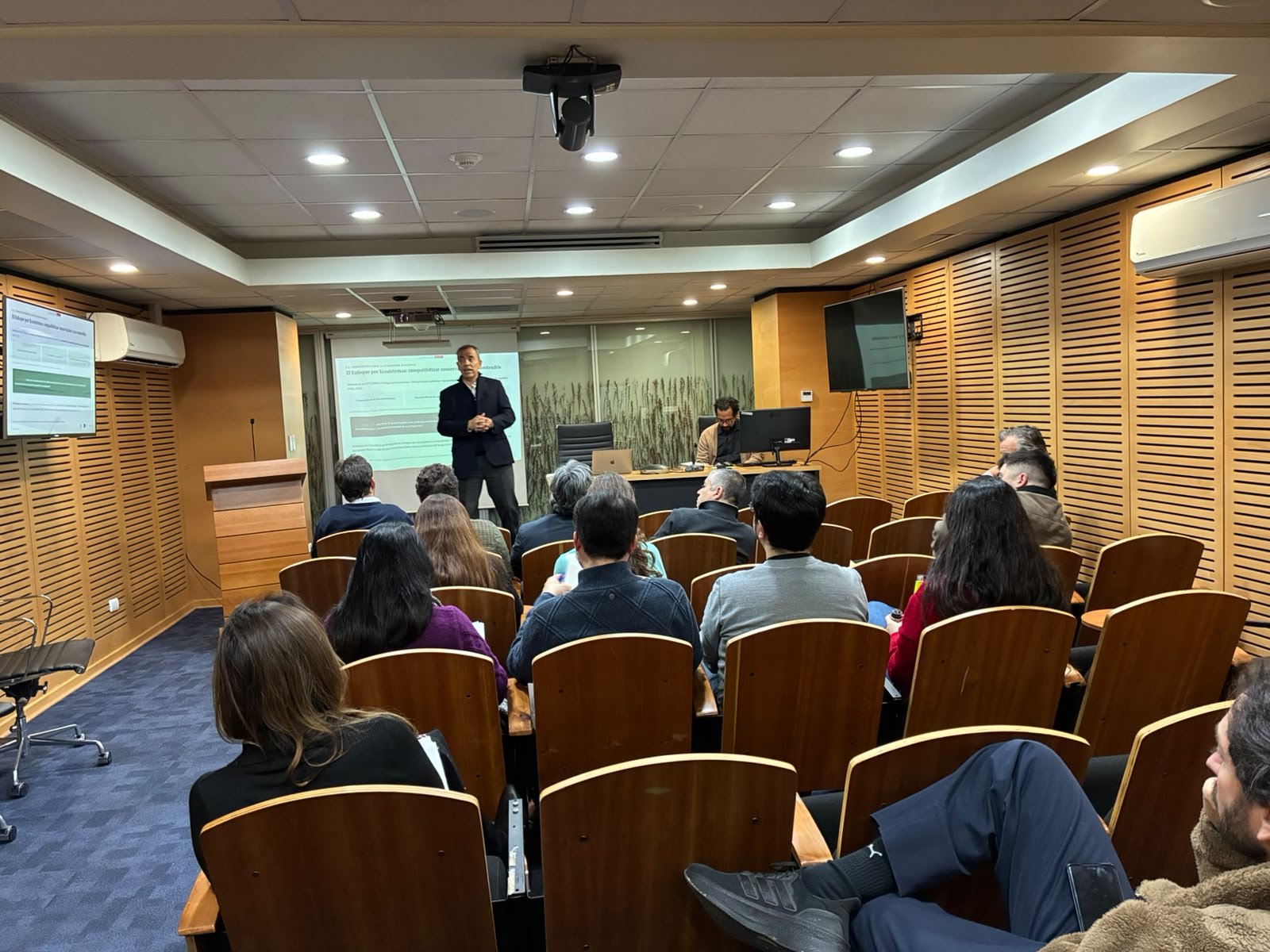 Charla del Dr. Jaime Ubilla sobre el Enfoque por Ecosistemas y el derecho real de conservación en el Ministerio del Medio Ambiente