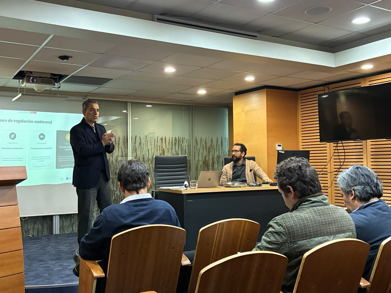 Dr. Jaime Ubilla expone sobre las generaciones de regulación ambiental en el Ministerio del Medio Ambiente