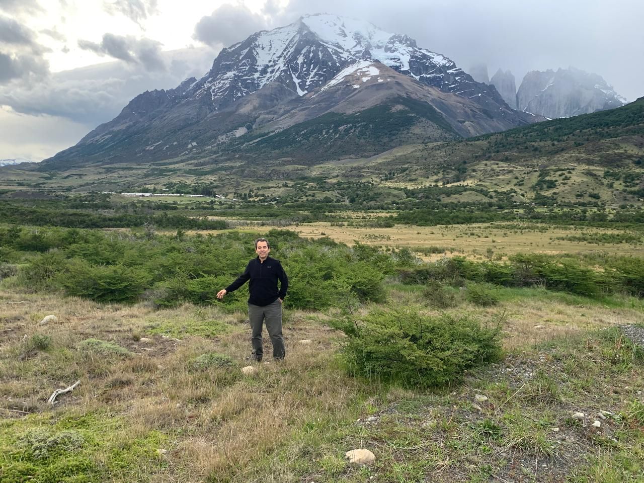 Dr. Jaime Ubilla frente al macizo del Paine