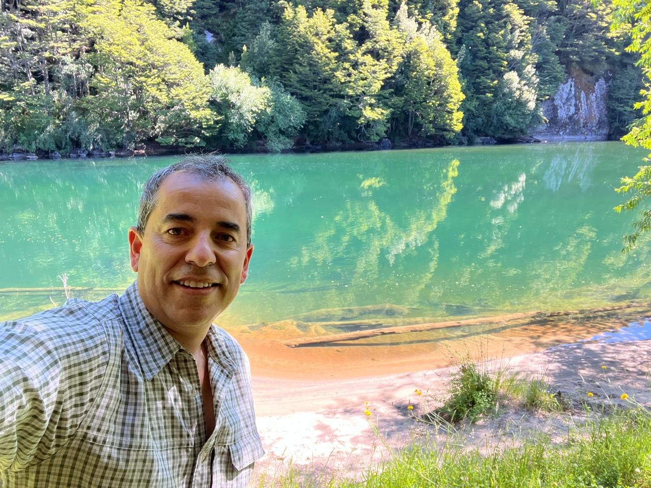 Dr. Jaime Ubilla junto al río de aguas turquesa, Río Figueroa