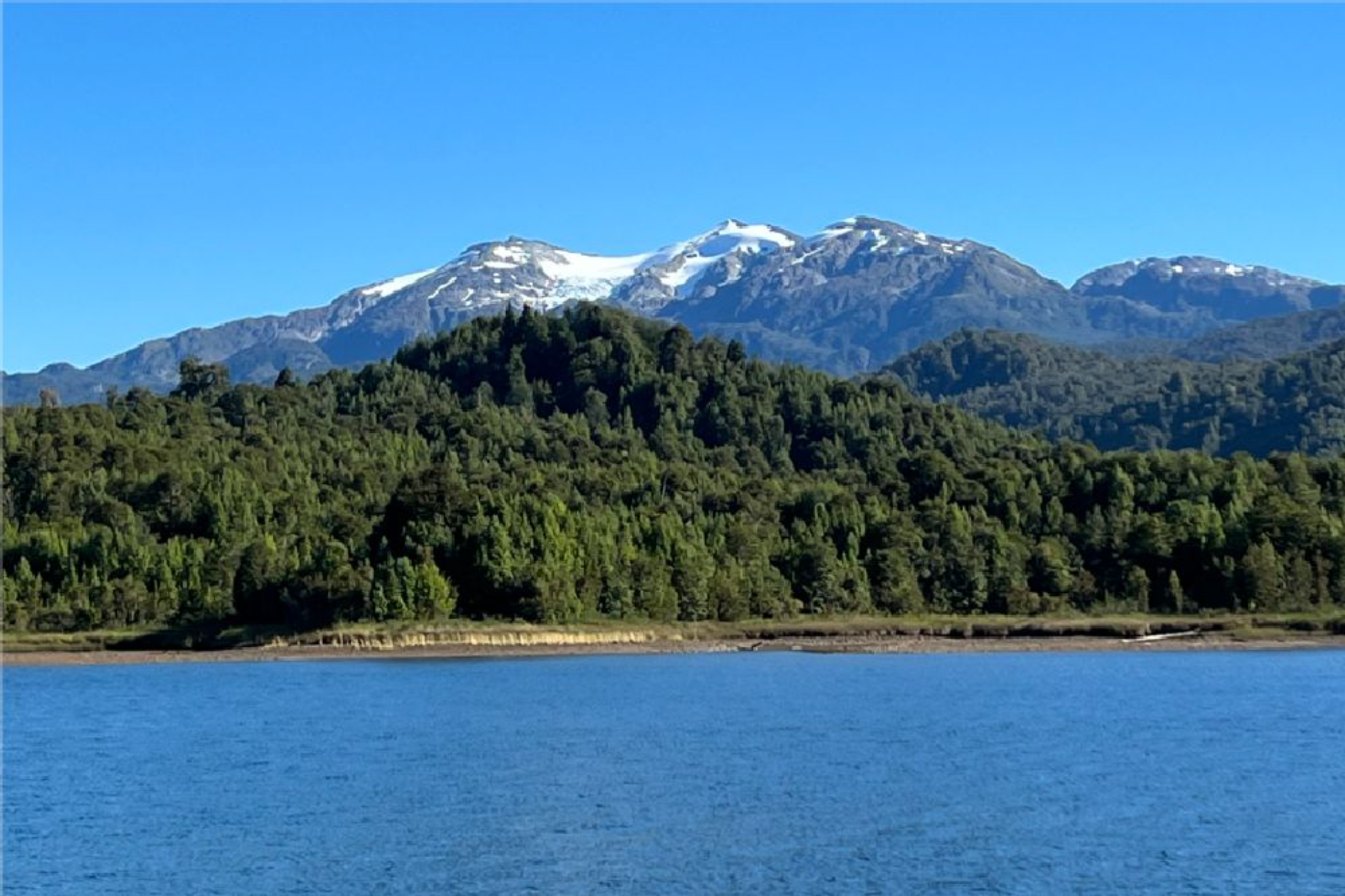 Bosque nativo y cumbres nevadas, Santuario Quitralco