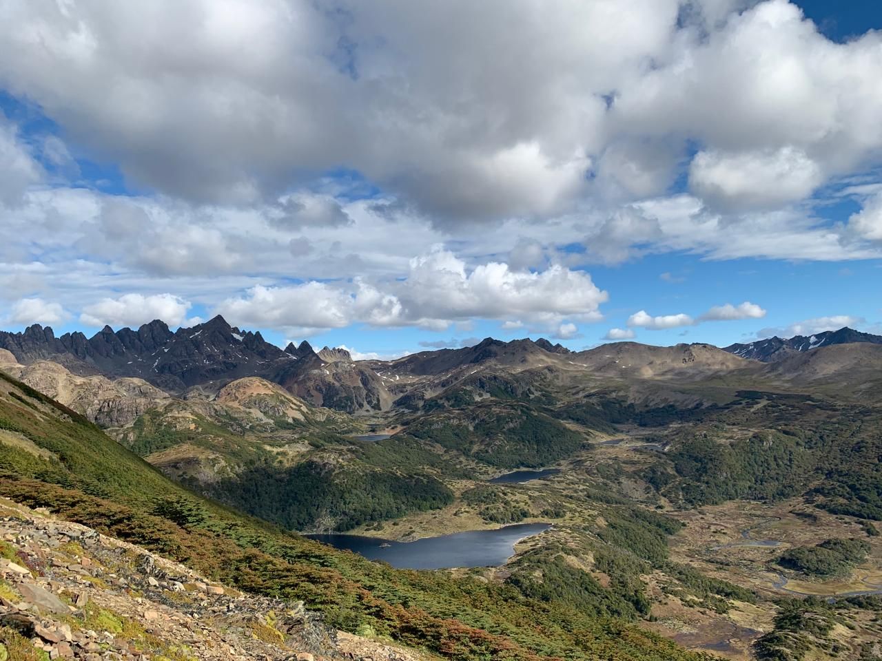Valle con lagunas y montañas